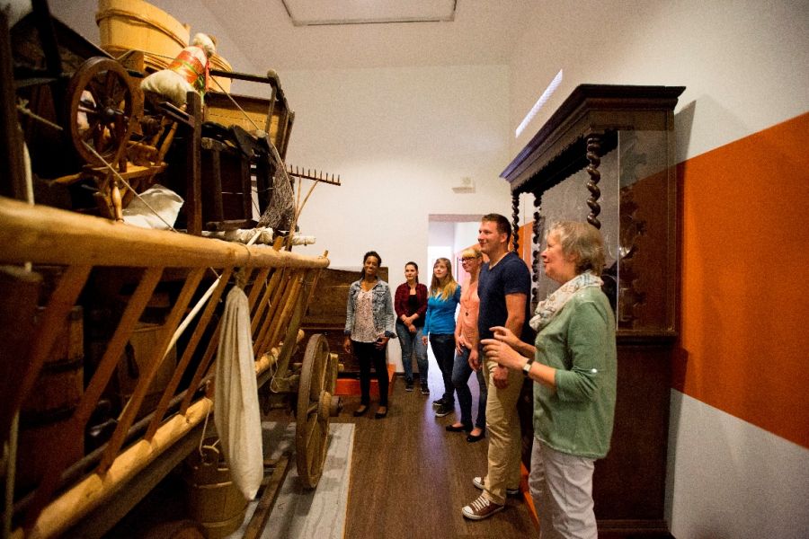 „Unter die Haube kommen“ beim Brautwagen aus Stukenbrock. (Foto: Lina Loos für das Kreismuseum Wewelsburg)